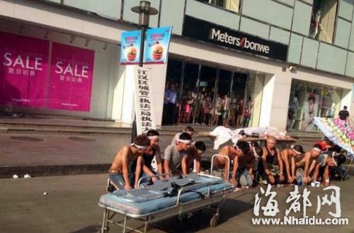 武汉商贩装死欲抹黑城管 难耐高温当场“诈尸”