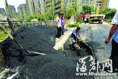 武汉6工人被滚烫沥青吞没 皮肤似破布脱落