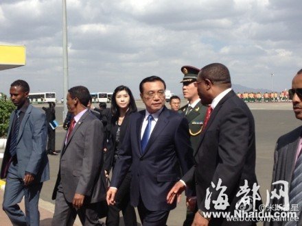 李克强偕夫人抵达埃塞俄比亚 手挽手下飞机