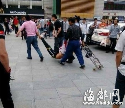广州火车站4名戴白帽男子持刀砍人 6人受伤