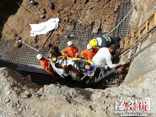 甘肃景泰一学校建筑工地塌方 四工人被埋