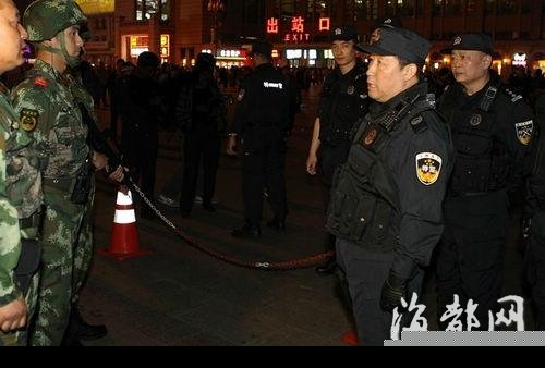 傅政华在北京站巡逻 要求民警练就一枪制敌本领