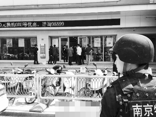 南京一精神病患者劫持人质 自称被电脑控制