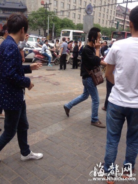 男子于西安北大街捅伤女摊贩 原因目前不明