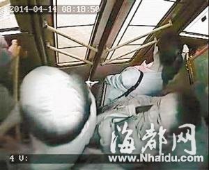 两美女公交上主动贴男乘客 5天扒窃现金近万元
