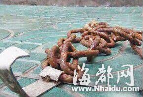 女子被拐卖成性奴 全身赤裸被铁链栓猪棚