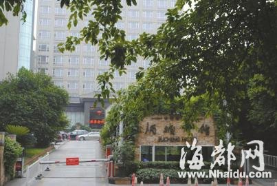 四川合江县“带女下属开房丢枪”警察被双开