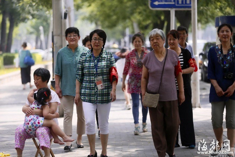 实拍北京街头戴红袖章“反恐大妈”