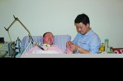 妻瘫痪7年花掉400万 男子仍坚持资助贫困生