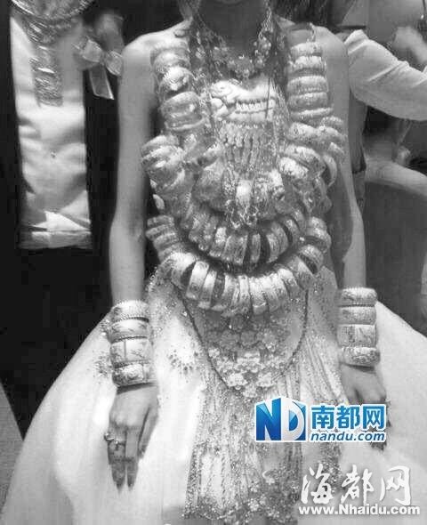 广东中山现豪华婚礼 新娘身上挂70个金手镯