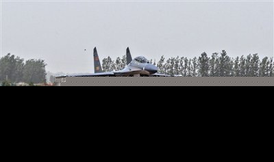 中国战机首次起降高速公路 以备战时应急