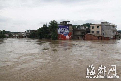 南方暴雨村庄被淹 城市现“瀑布”景观