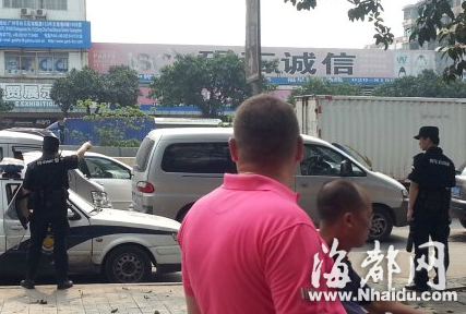 广州男子持长刀在客运站徘徊 武警持枪戒备