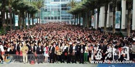 中国7000人旅行团在美国唱国歌升国旗