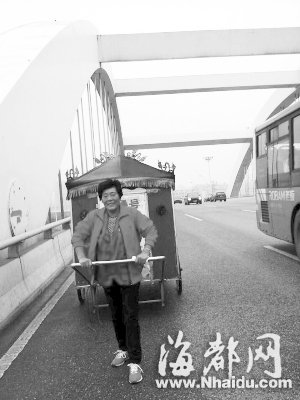 孝女拉板车载九旬老母游中国 步行近4000公里