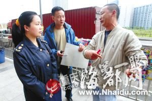 7岁男童买“傻逼证”赠爷爷 手持“色狼证”自称色狼