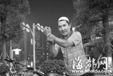 小偷在东莞街头针管刺人 新疆小伙一招制敌