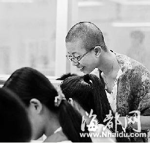 老师未完成帮学生戒网瘾目标 女校长履诺剃光头