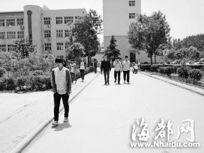 河南周口一高中为防早恋禁止男女生互发短信