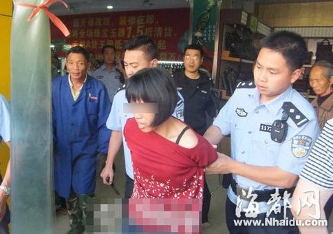 江西黎川女子在超市持刀刺伤4名民众 已被控制