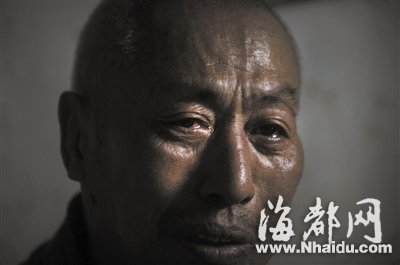 赵作海被儿赶出家门后扫大街 称社会比监狱复杂