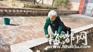 96岁母亲为儿子翻围栏拔菜：我身体好着呢