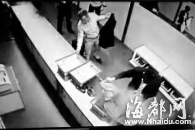 西安：男子机场过安检时行李箱发生爆炸