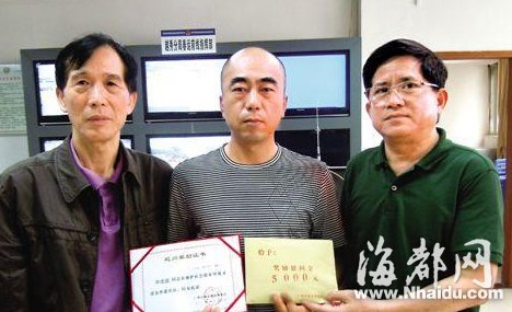 广州火车站砍人亲历者：跨步挡凶徒刀砍人群