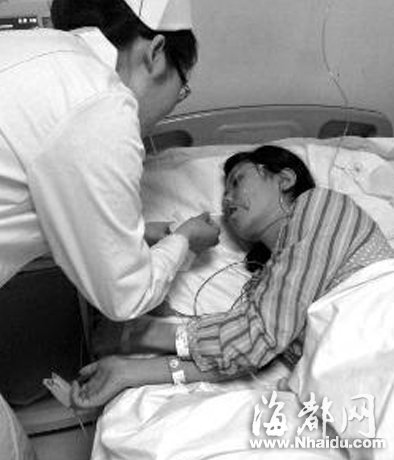 陕西：病人家属将女护士摔倒 踩踏头部胸口