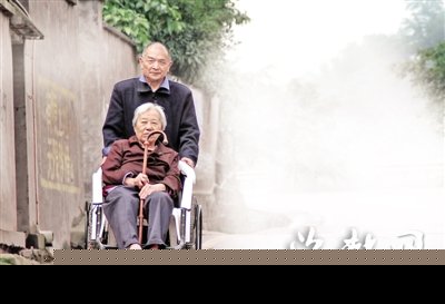 敬老院里姐弟恋：89岁老妇嫁给66岁老翁