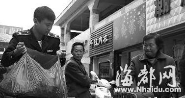 卖菜老太太收200元假币 城管拿真钱与其交换
