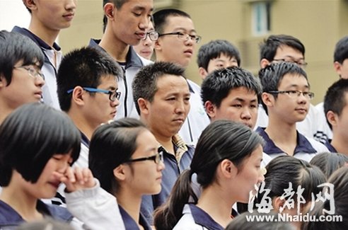 儿子毕业前患白血病 父亲替其补缺拍毕业照