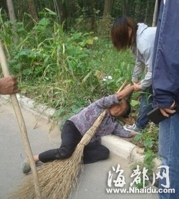 南京：小学男孩地铁内发飙 对奶奶拳打脚踢扇耳光