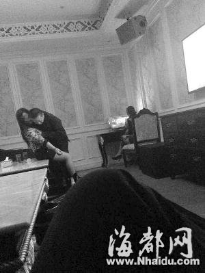 江苏官员被曝歌厅不雅照 回应称不是小姐是同学