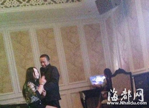 江苏建湖“搂小姐”官员被开除党籍撤销职务