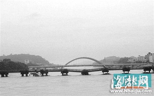 司机见老桥摇晃拦住路人 数分钟后桥被洪水冲垮