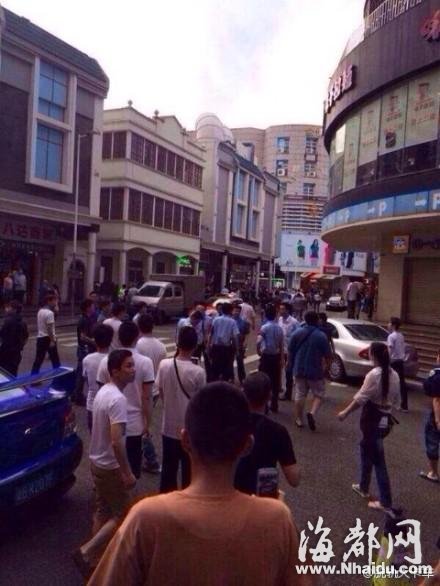 深圳东门地铁商城一货架被推倒引发恐慌