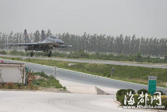 中国空军首次在高速公路成功起降多型战机
