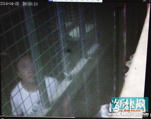 广州：女店主装监控拍下男子一跃而起扯走内衣(图)