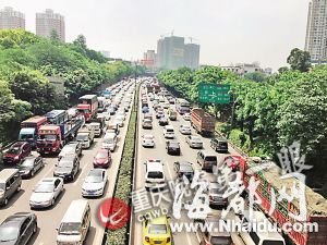 网友五一被堵路上 称为省70元过路费多花百元油钱