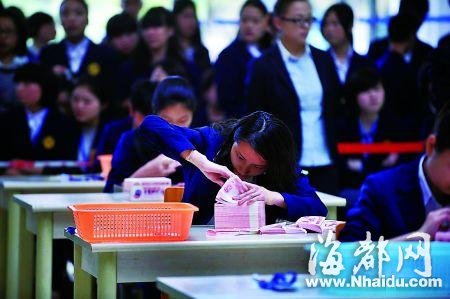 90后女孩点钞媲美点钞机 5分钟数2000张