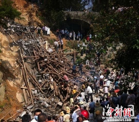 广东高州一条在建石拱桥发生崩塌 超25人被埋