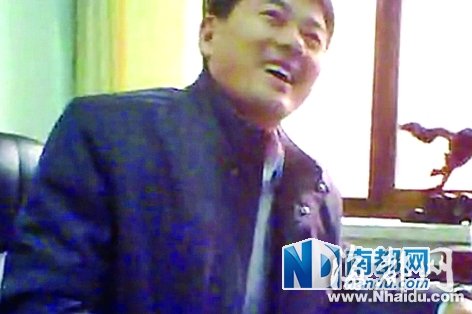 烟台官员收礼被偷拍 送礼者一度错发红包