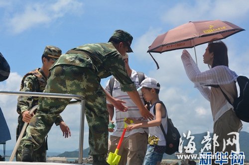 广东近300名游客双节出行被困孤岛
