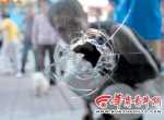 昆明民警闹市抓贼时开枪 疑似击中公交车车窗