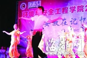 大学生带宿管阿姨跳广场舞 2年学会100支舞