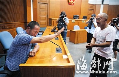 男子刀杀好友获对方父亲谅解 法庭上连磕8个头