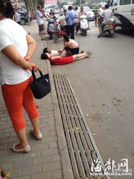 河南：老太与路人起摩擦 两人并肩躺地不动