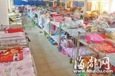 河南一高中200名女生挤一屋 校方称宿舍不够用
