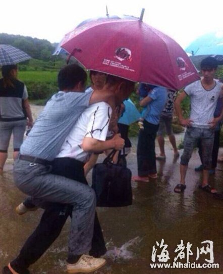 江西：官员水灾现场怕湿鞋要人背 已被免职